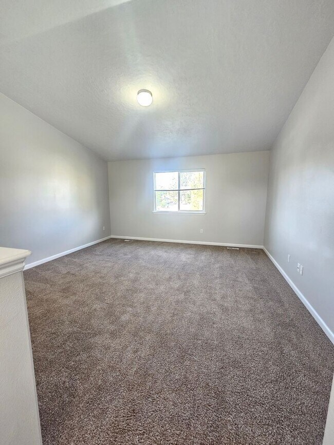 Building Photo - 3122 Bristol Ave