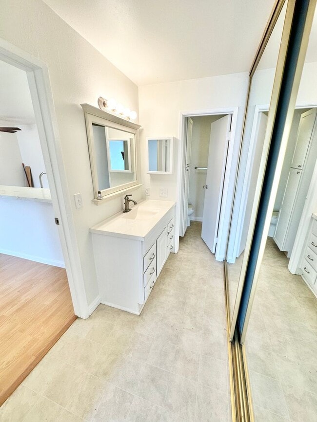 Building Photo - Spacious 1 Bedroom Condo on PCH