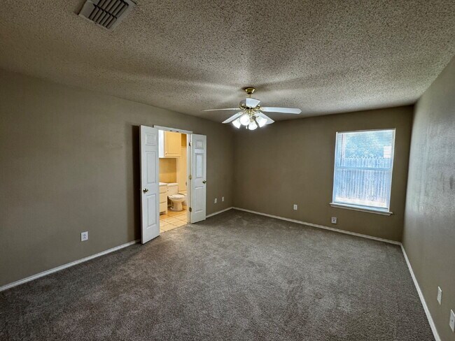 Building Photo - Beautiful Unit on Cul-de-Sac Street Convenient to Tech, Med Community and Entertainment Venues