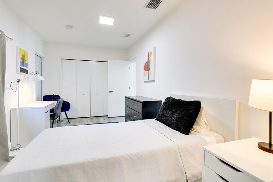 Building Photo - 6174 SW 64th Terrace