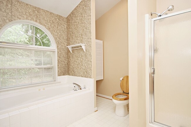 Building Photo - Pet-Friendly Raintree Home With Fenced Yard