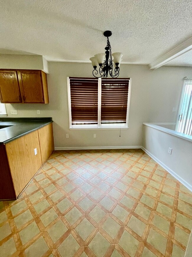 Building Photo - Welcome to this beautiful 4-bedroom, 2.5 bathroom home located in the vibrant city of Charlotte, NC