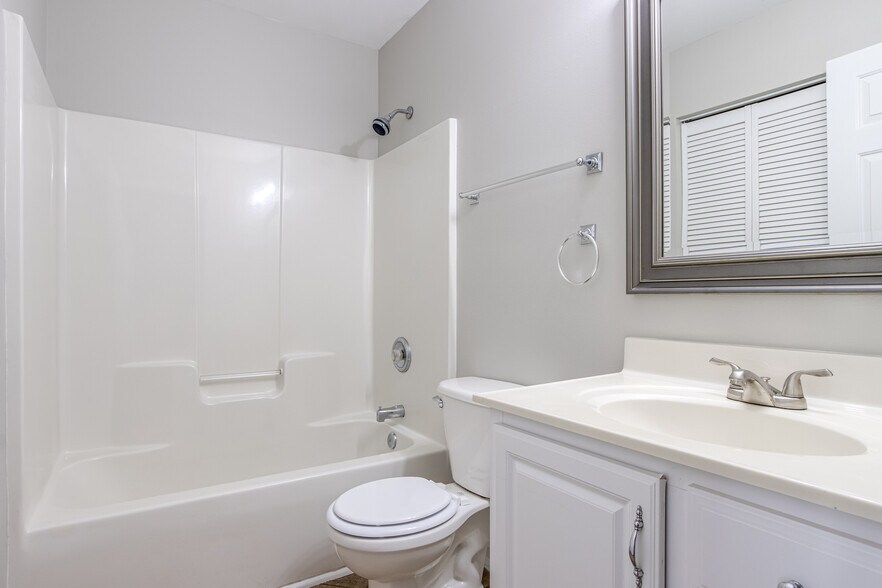 Building Photo - 512 Crescentwood Ct