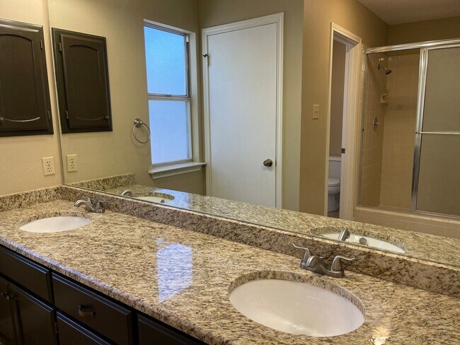 Building Photo - 13731 Oak Pebble