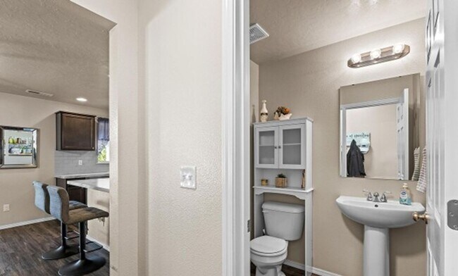 Building Photo - Beautiful Home near Meridian High School