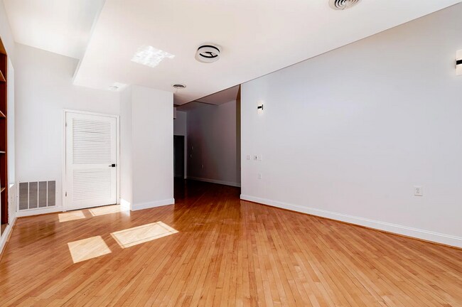 Building Photo - 1337 S Vandeventer Ave