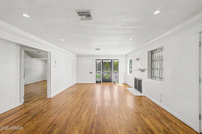 Building Photo - 521 W Mariposa St
