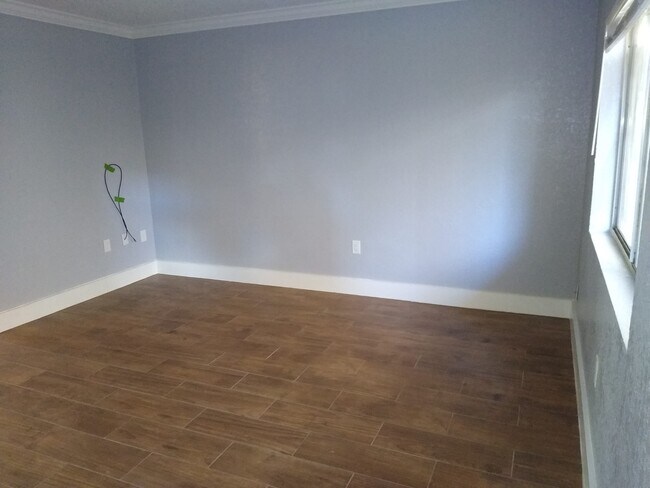 Building Photo - Blue Pointe