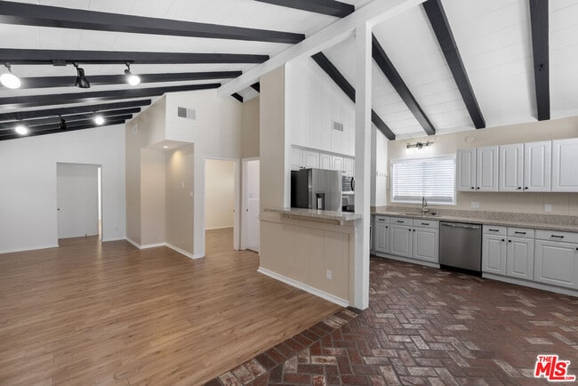 Building Photo - 5541 Fallbrook Ave