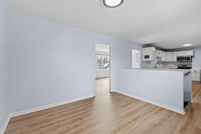 Building Photo - 562 Lone Oak Dr
