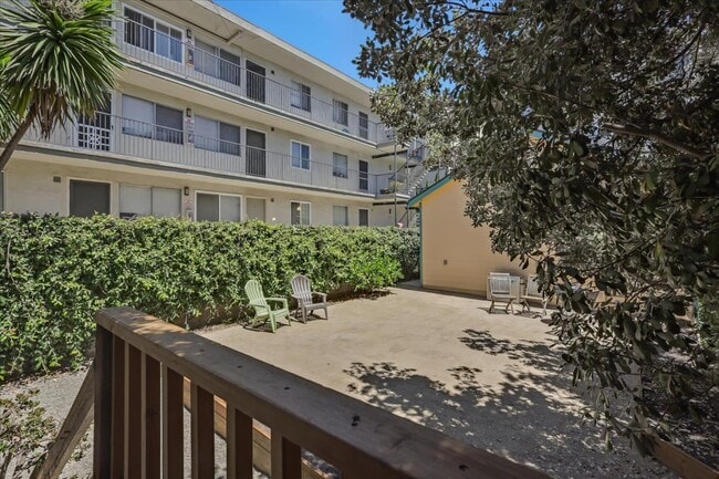 Building Photo - 422 Vernon St