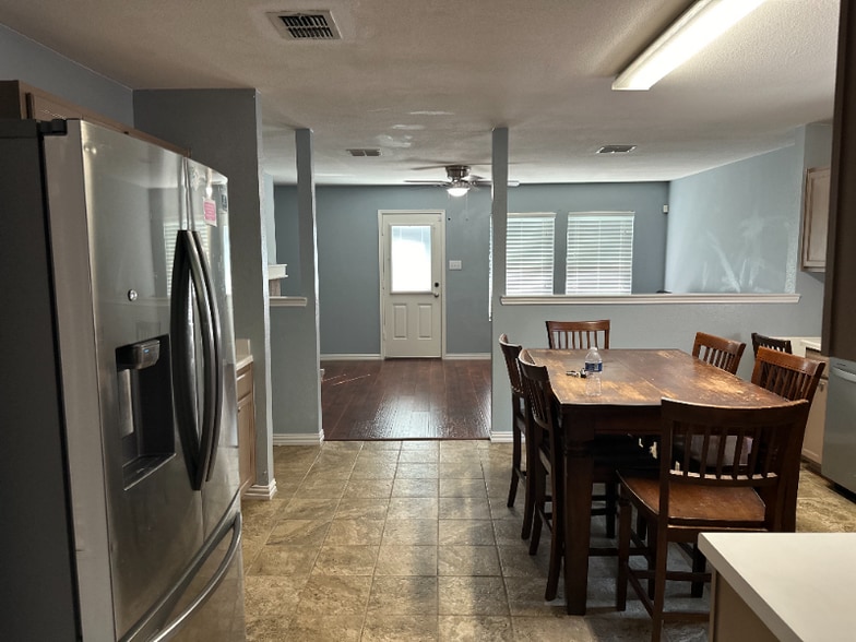 Building Photo - 8124 Stowe Springs Ln