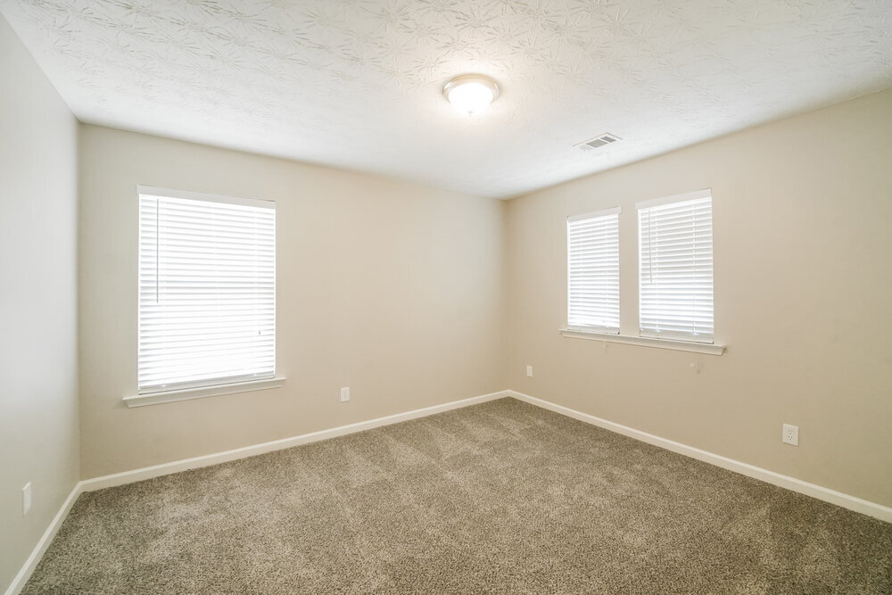 Building Photo - 2240 Valley Creek Dr