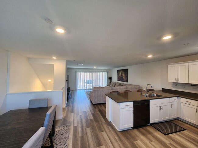 Building Photo - Charming 3BR/2.5BA Home in Las Vegas – Uti...