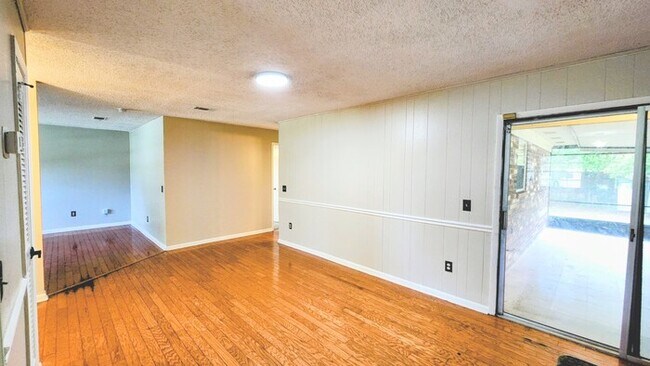 Building Photo - Welcome to this charming 3-bedroom, 2-bath...