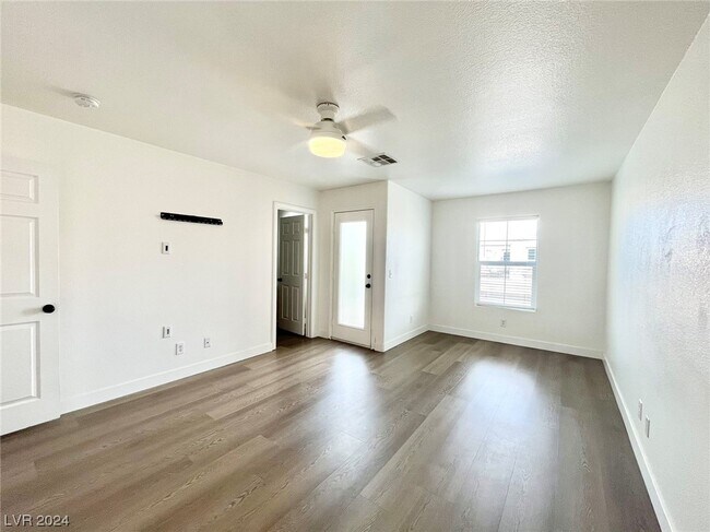 Building Photo - 9291 Hollander Ave
