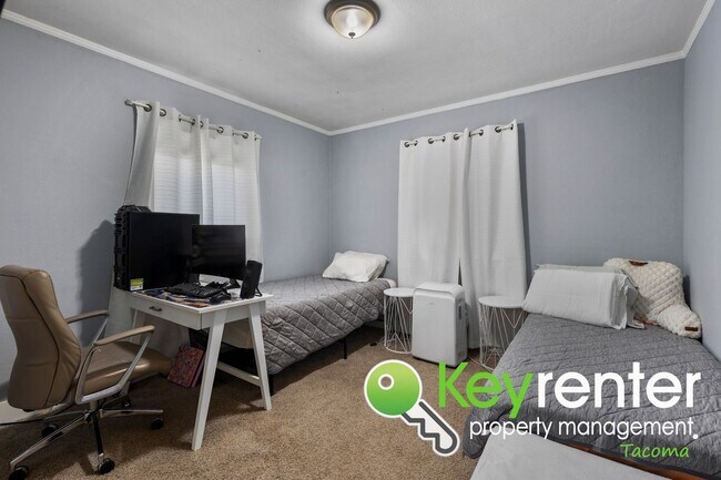 Building Photo - Remodeled Tacoma Gem with Private Yard, Ga...