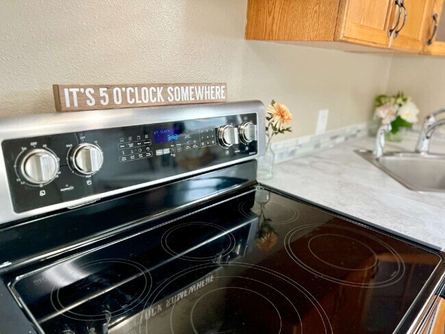 Building Photo - Beautifully Renovated 3 Bedroom Apartment on the 2nd Floor