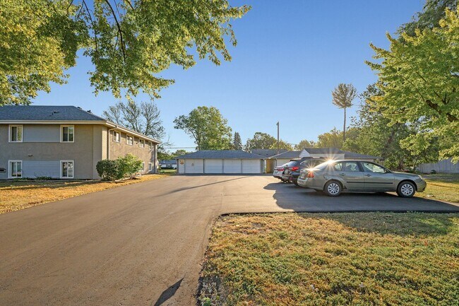 Building Photo - Spacious 1/BR/1 Bath Available Now!