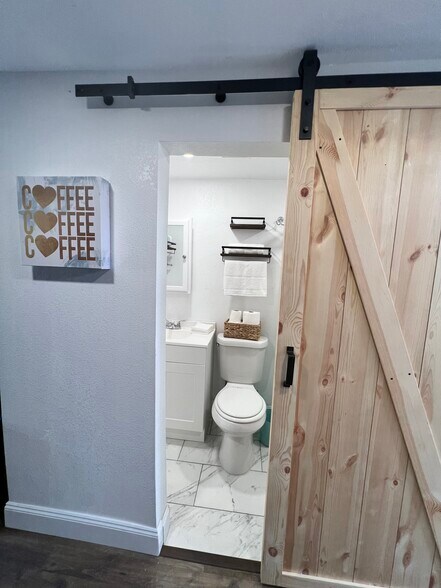 Bathroom - 3027 W Cordelia St