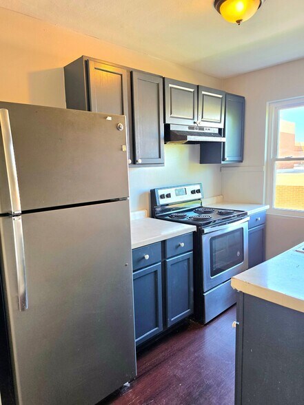 Building Photo - 829 Uhrig Ave