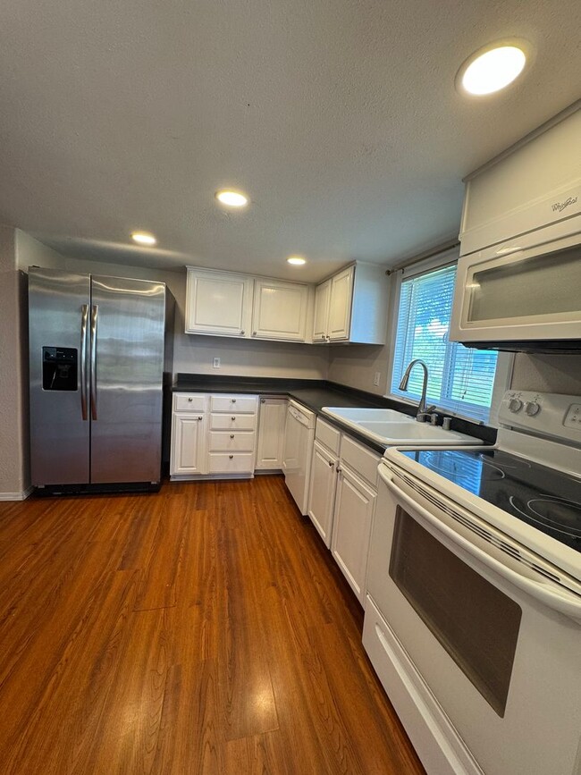 Building Photo - Adorable Renovated Farmhouse!