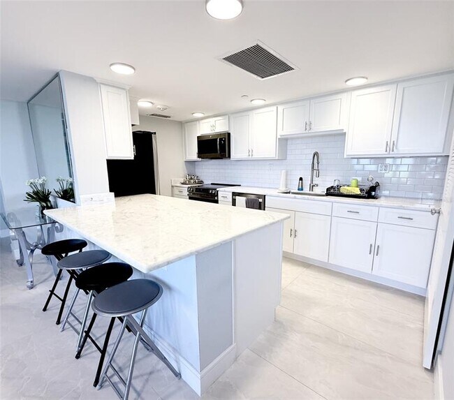 Building Photo - 1050 Longboat Club Rd