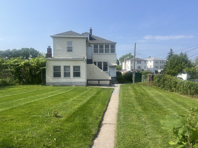 Building Photo - 909 New Britain Ave