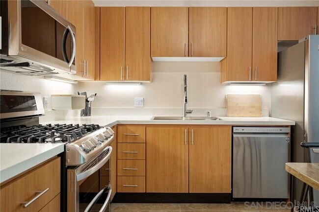 Building Photo - 525 11th Ave