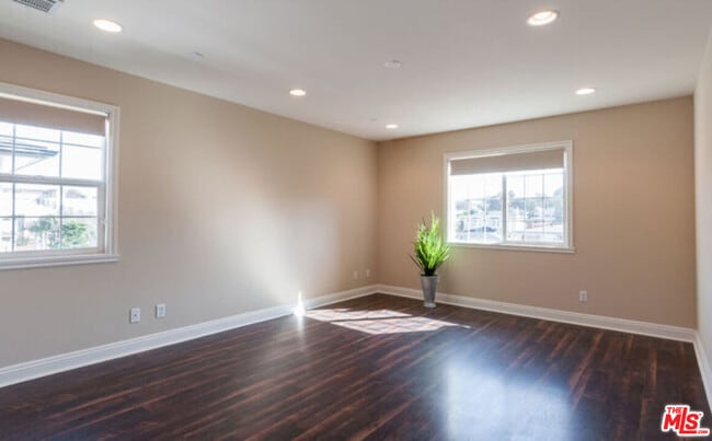 Building Photo - 826 Main St