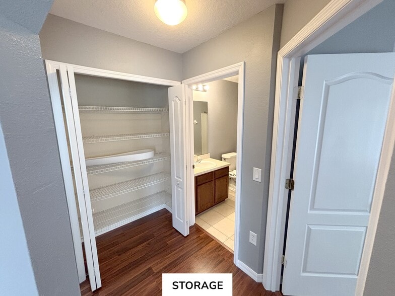 2nd full bath with linen closet - 4045 Pemberly Pines Cir