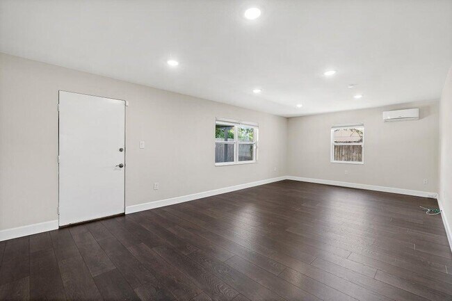 Building Photo - 940 Butia St