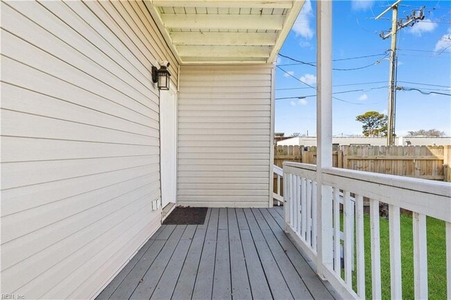 Building Photo - 926 W 26th St