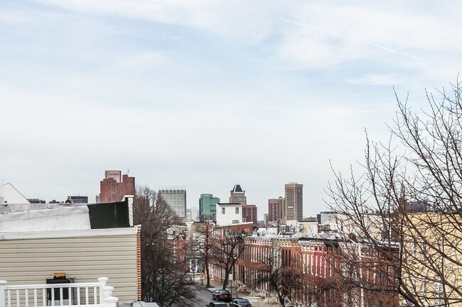 Building Photo - Amazing 3 bed 2 bath with a roof top deck ...