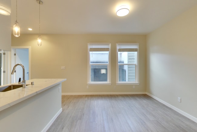 Building Photo - $500 Gift Card!!! Renovated 2BD/2BA with L...