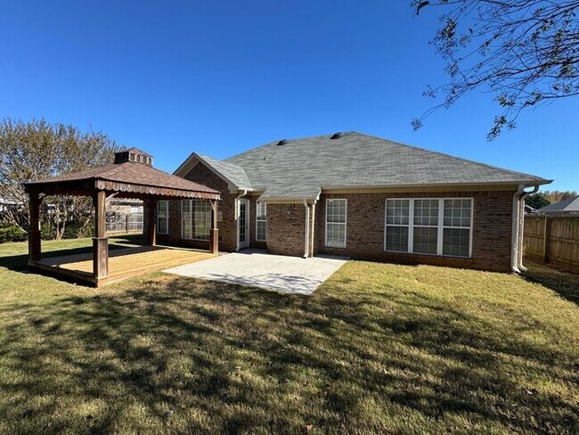 Building Photo - Prime Location and Fenced Yard