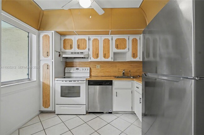 Building Photo - 3501 Inverrary Dr