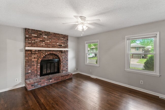 Building Photo - COMING SOON! 3 Bedroom 1 Bathroom in Grand...