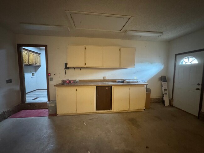 Building Photo - 325 E Parkland Dr