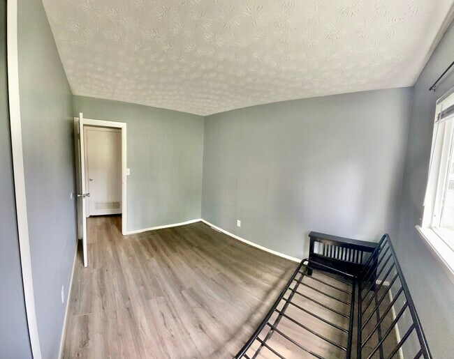 Building Photo - 1382 Southfield Dr S