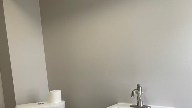 Building Photo - 8422 S Buffalo Ave