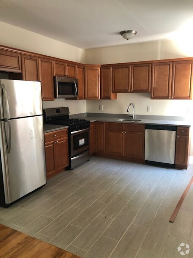 Building Photo - Spacious 4-Bedroom, 2-Bathroom Apartment f...