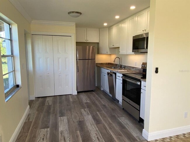 Building Photo - 6368 Sunnybrook Blvd