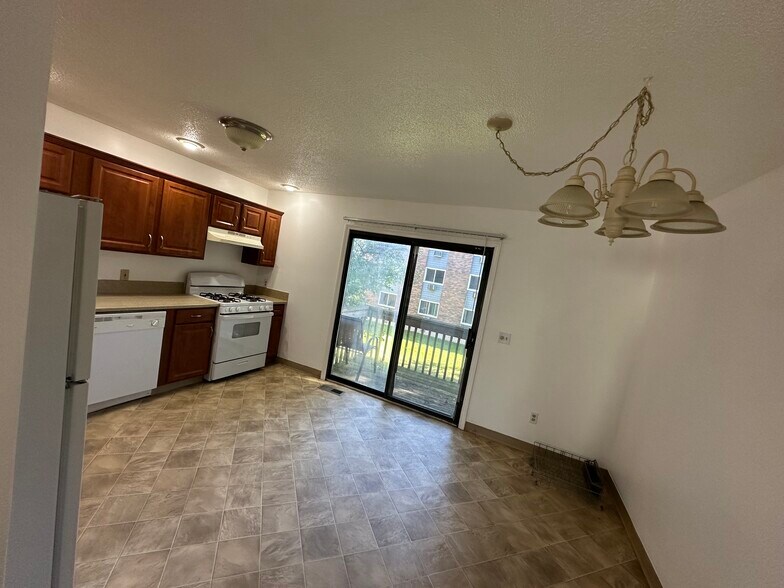 Kitchen - 15 Crest St