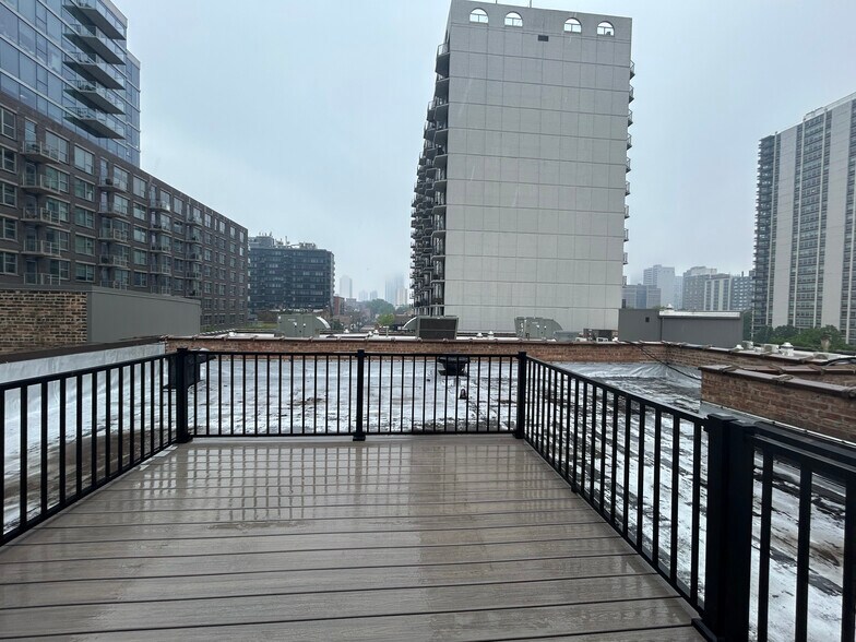Building Photo - 1214 N La Salle Dr