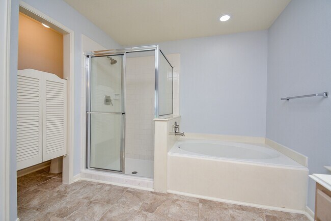 Building Photo - 1319 Irish Mist Ct