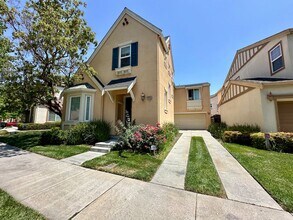 Building Photo - LUXURY HOME WITH BEAUTIFUL FINISHES CENTRA...