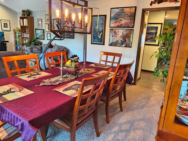 Building Photo - Spacious 4 bed, 2.5 bath with HEATED POOL ...