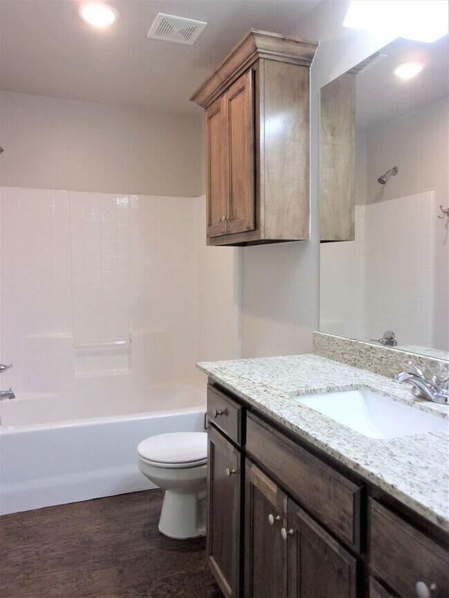 Building Photo - 2 bed 1 Bath 1 Car Garage Townhome in Del City