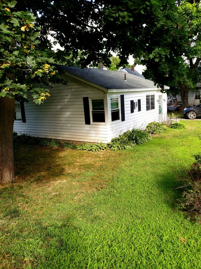 Building Photo - Quite house in quiet neighborhood. Corner Lot. Heat included.